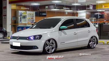 Gol rebaixado com rodas Volcano Wheels Strong aro 17”