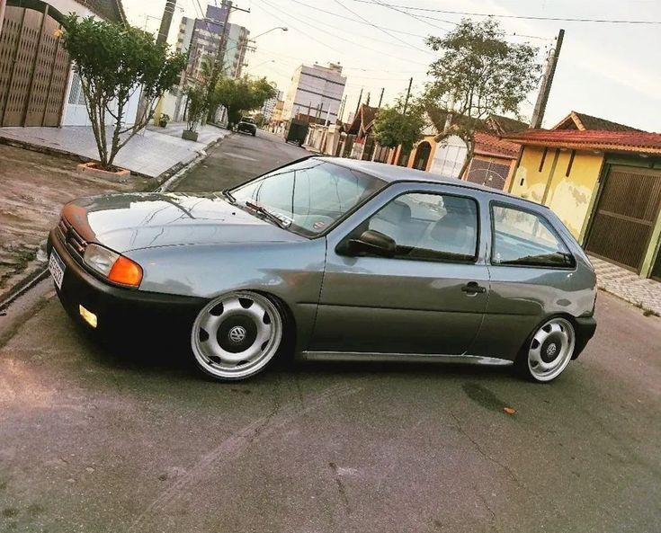 VW Gol G2 rebaixado com rodas Volcano V10 Orbital aro 18