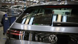 Volkswagen celebra 20 anos de tecnologia Total Flex com novo adesivo