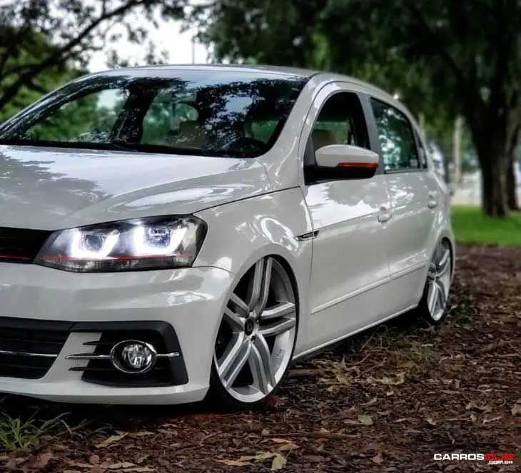 VW Gol GL rebaixado com rodas Volcano V10 Orbital aro 18x6