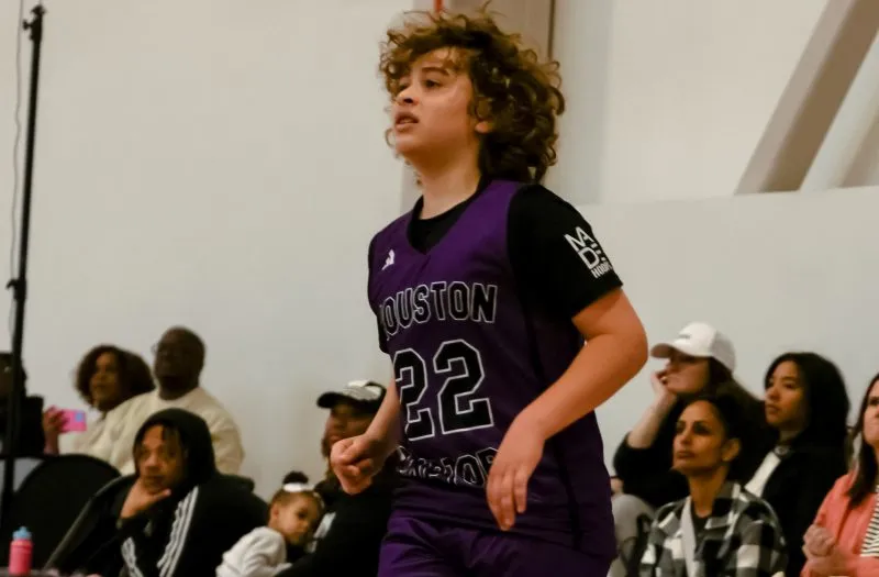 alt="Niles Neumann playing basketball"